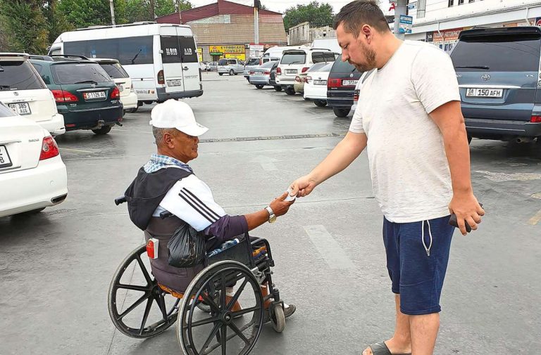 Los usuarios de sillas de ruedas también reciben apoyo.